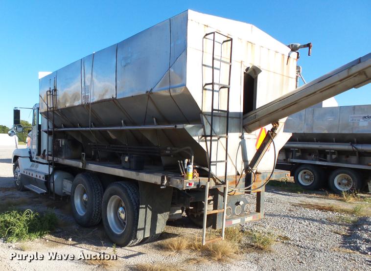 image for item K1113 2000 Freightliner FLD11264ST tender truck