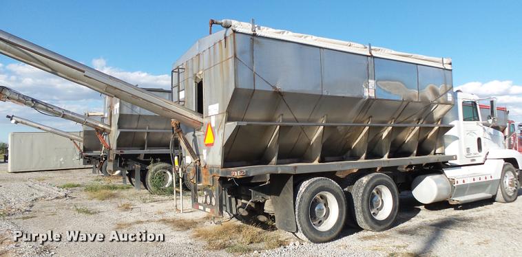 image for item K1113 2000 Freightliner FLD11264ST tender truck