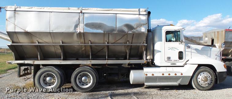 image for item K1113 2000 Freightliner FLD11264ST tender truck