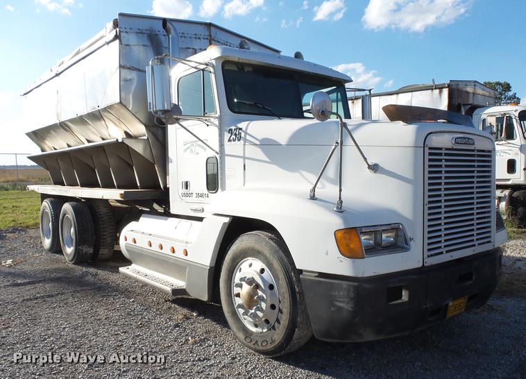 image for item K1113 2000 Freightliner FLD11264ST tender truck