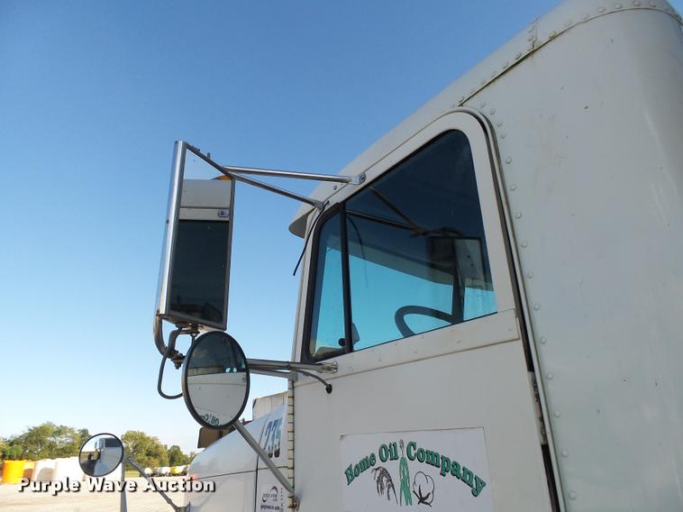 image for item K1113 2000 Freightliner FLD11264ST tender truck