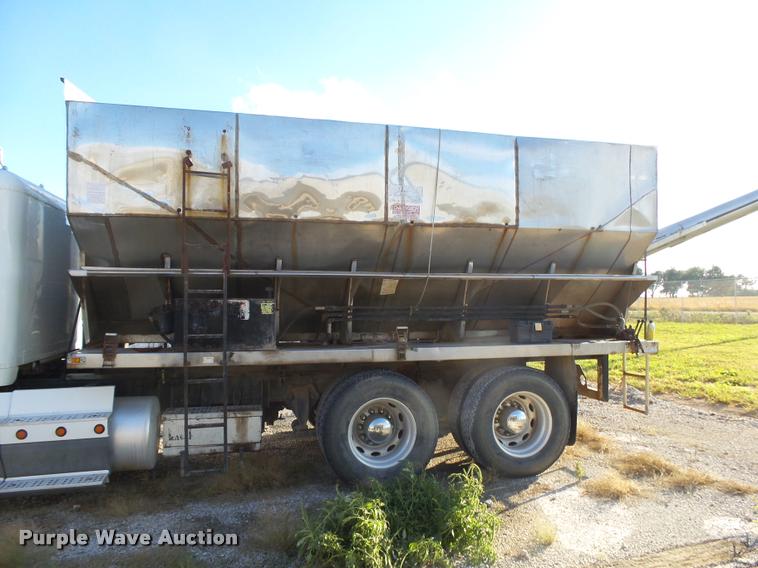 image for item K1113 2000 Freightliner FLD11264ST tender truck