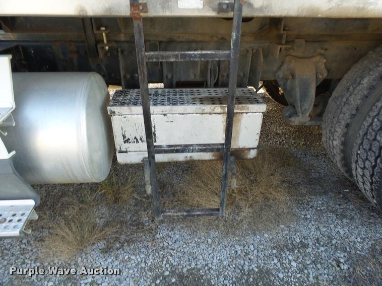 image for item K1113 2000 Freightliner FLD11264ST tender truck