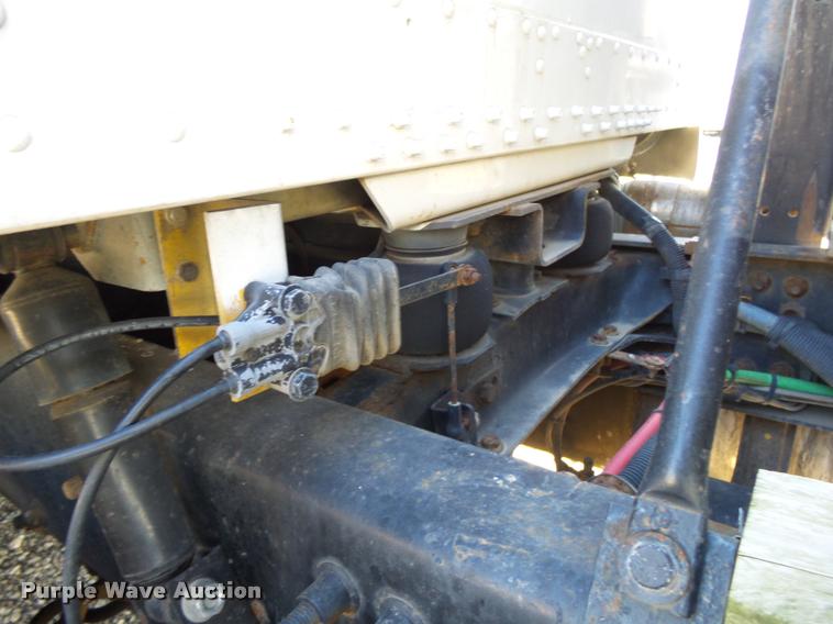 image for item K1113 2000 Freightliner FLD11264ST tender truck