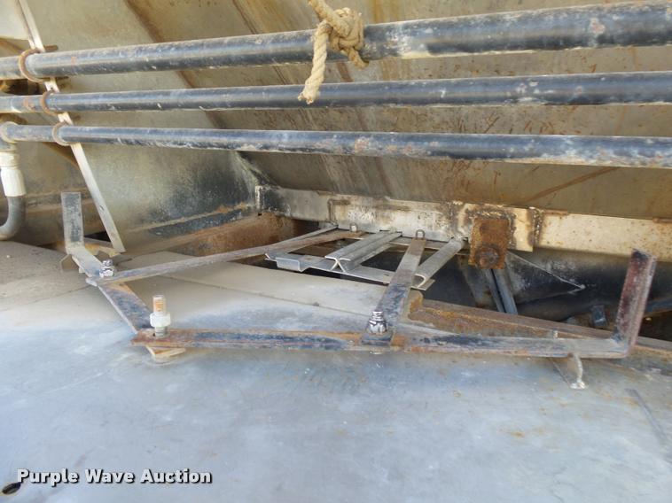 image for item K1113 2000 Freightliner FLD11264ST tender truck