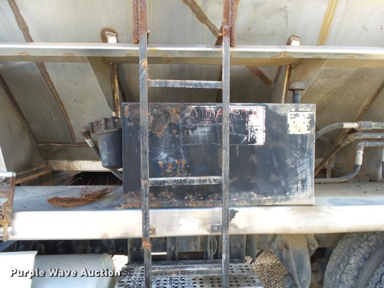 image for item K1113 2000 Freightliner FLD11264ST tender truck