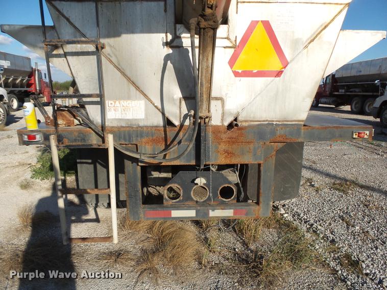 image for item K1113 2000 Freightliner FLD11264ST tender truck