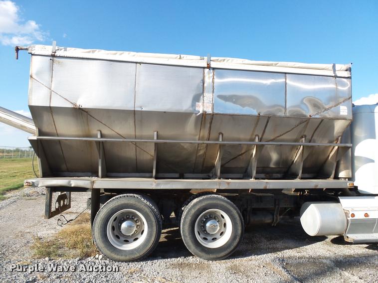 image for item K1113 2000 Freightliner FLD11264ST tender truck