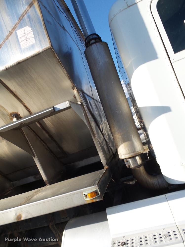 image for item K1113 2000 Freightliner FLD11264ST tender truck