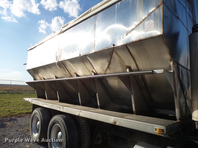 image for item K1113 2000 Freightliner FLD11264ST tender truck