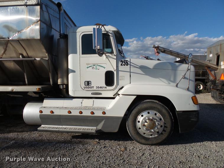 image for item K1113 2000 Freightliner FLD11264ST tender truck