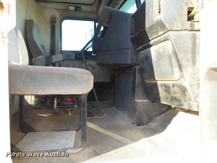 image for item K1113 2000 Freightliner FLD11264ST tender truck