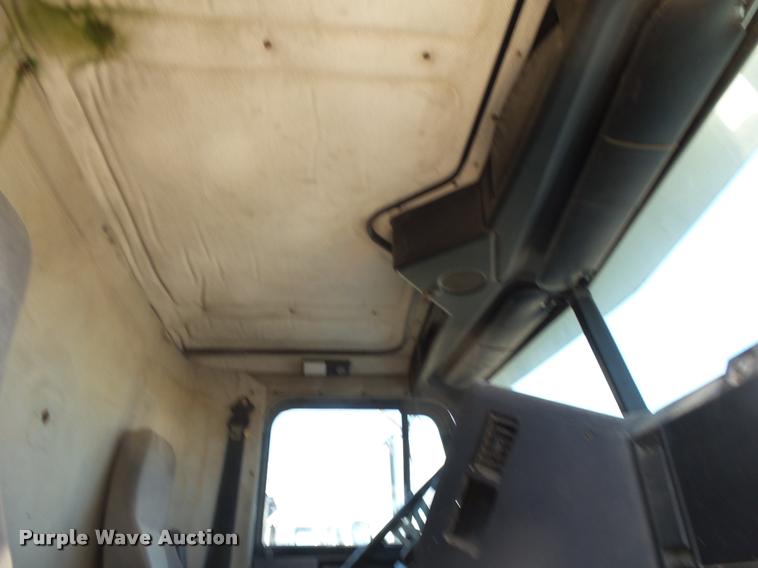 image for item K1113 2000 Freightliner FLD11264ST tender truck