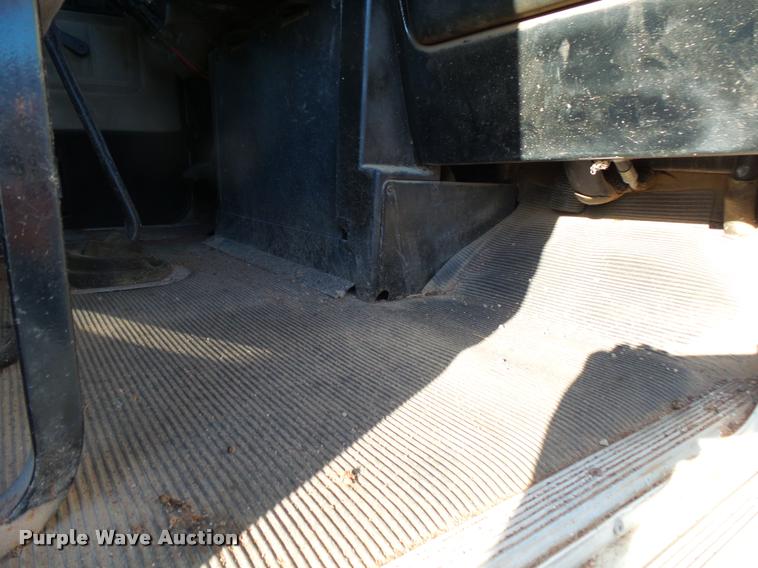 image for item K1113 2000 Freightliner FLD11264ST tender truck