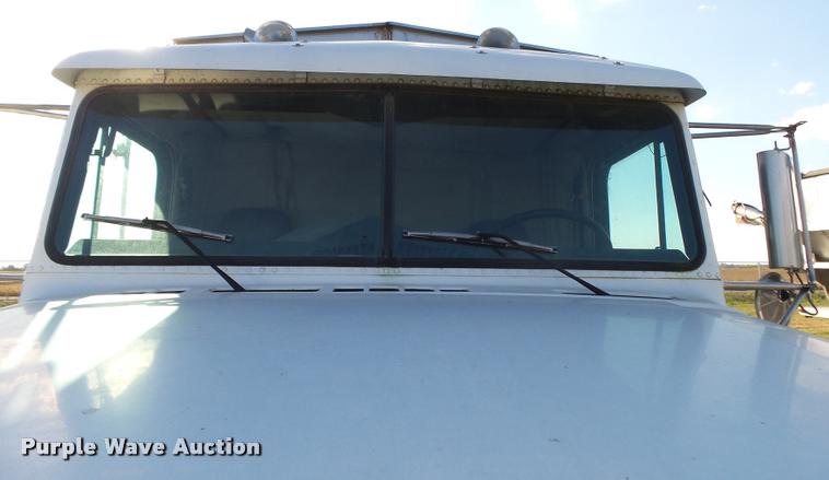 image for item K1113 2000 Freightliner FLD11264ST tender truck