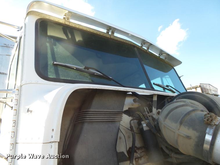 image for item K1113 2000 Freightliner FLD11264ST tender truck