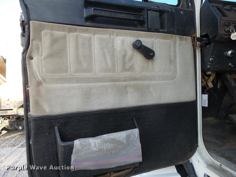 image for item K1113 2000 Freightliner FLD11264ST tender truck