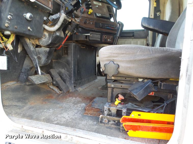 image for item K1113 2000 Freightliner FLD11264ST tender truck