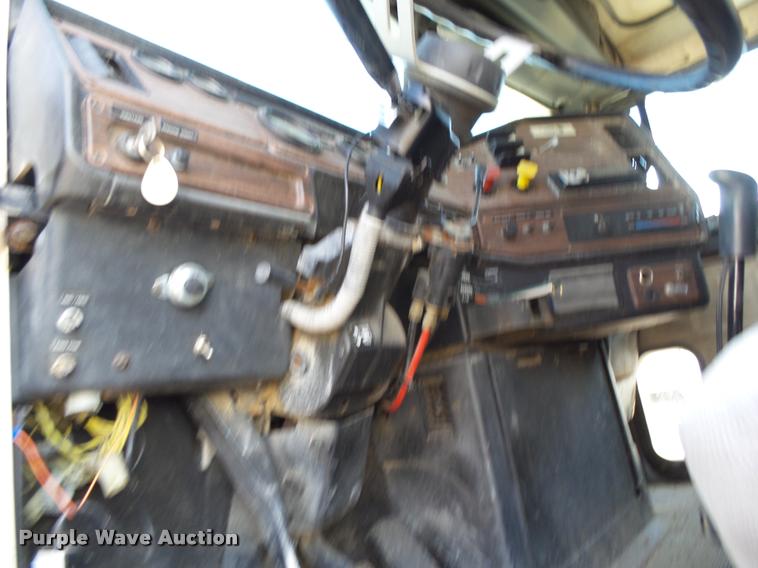 image for item K1113 2000 Freightliner FLD11264ST tender truck