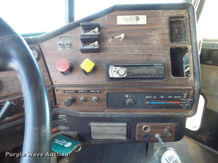 image for item K1113 2000 Freightliner FLD11264ST tender truck