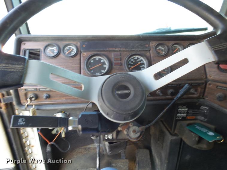 image for item K1113 2000 Freightliner FLD11264ST tender truck