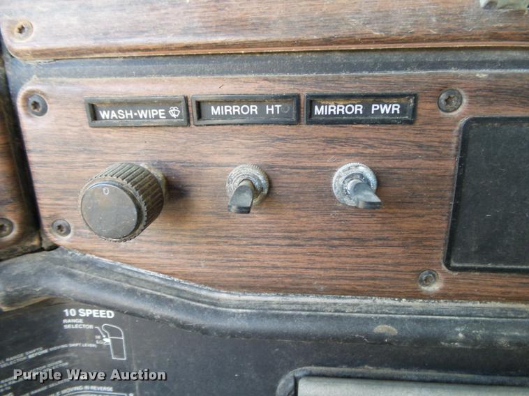 image for item K1113 2000 Freightliner FLD11264ST tender truck