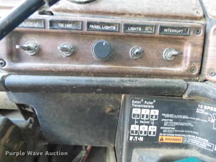 image for item K1113 2000 Freightliner FLD11264ST tender truck