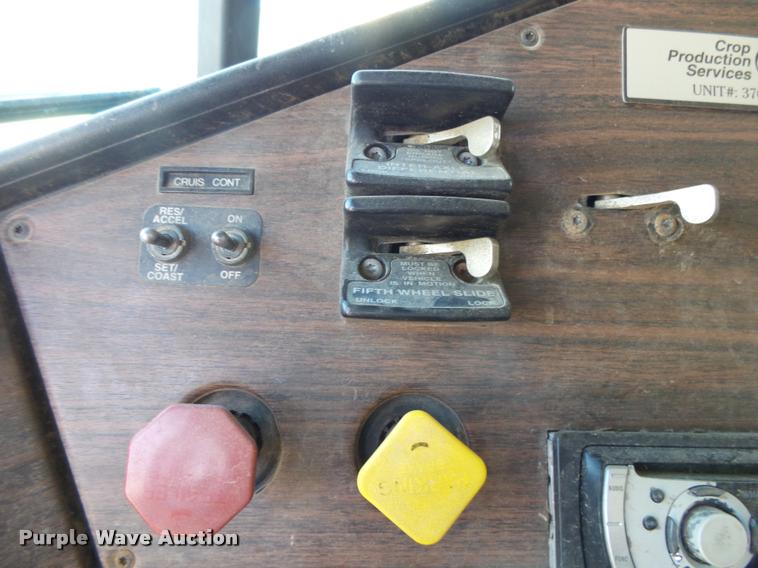 image for item K1113 2000 Freightliner FLD11264ST tender truck