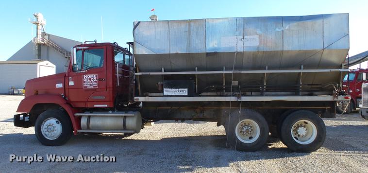 image for item K1114 1990 Freightliner FLC12064T tender truck