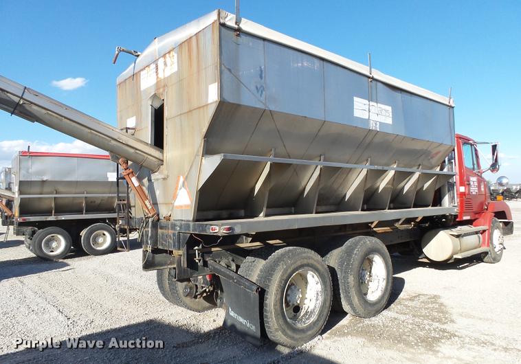 image for item K1114 1990 Freightliner FLC12064T tender truck