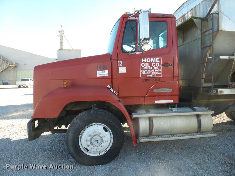 image for item K1114 1990 Freightliner FLC12064T tender truck