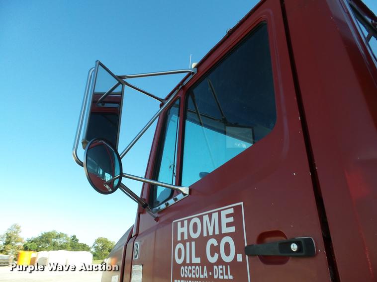 image for item K1114 1990 Freightliner FLC12064T tender truck