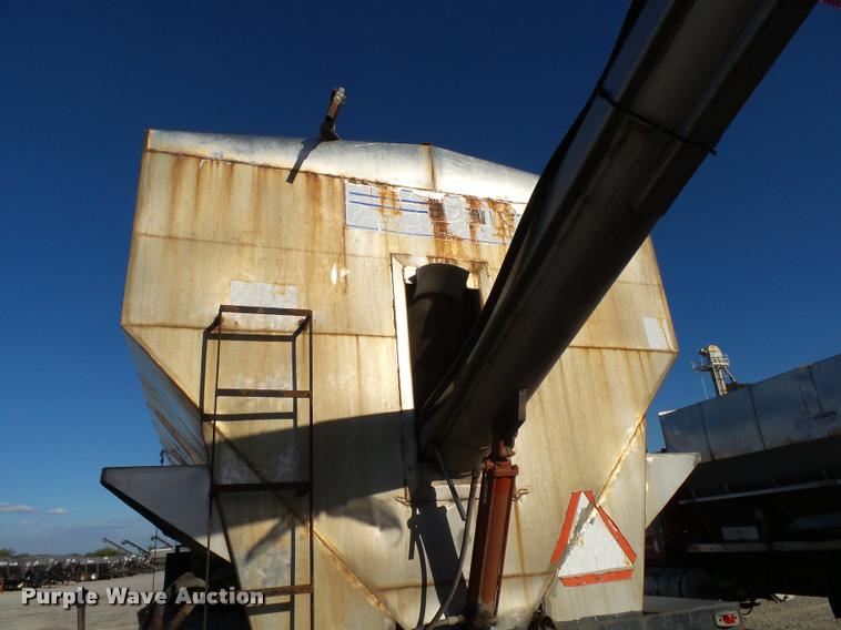 image for item K1114 1990 Freightliner FLC12064T tender truck