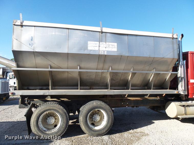 image for item K1114 1990 Freightliner FLC12064T tender truck