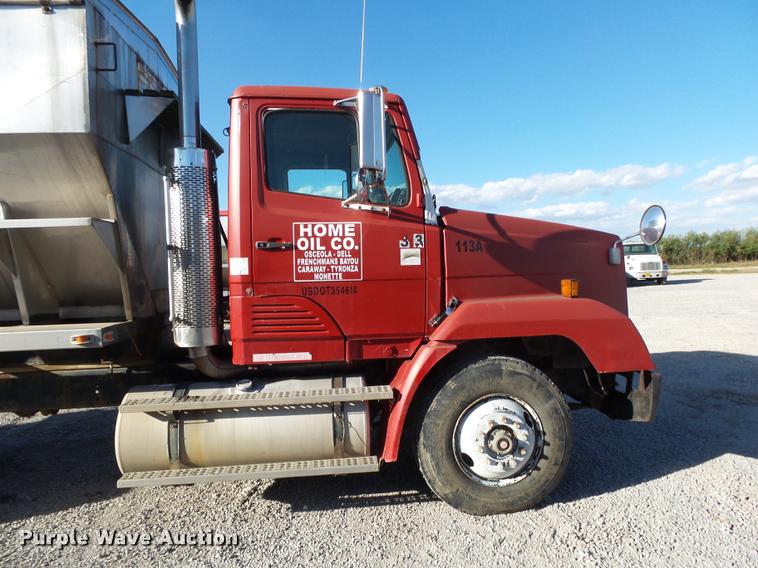 image for item K1114 1990 Freightliner FLC12064T tender truck