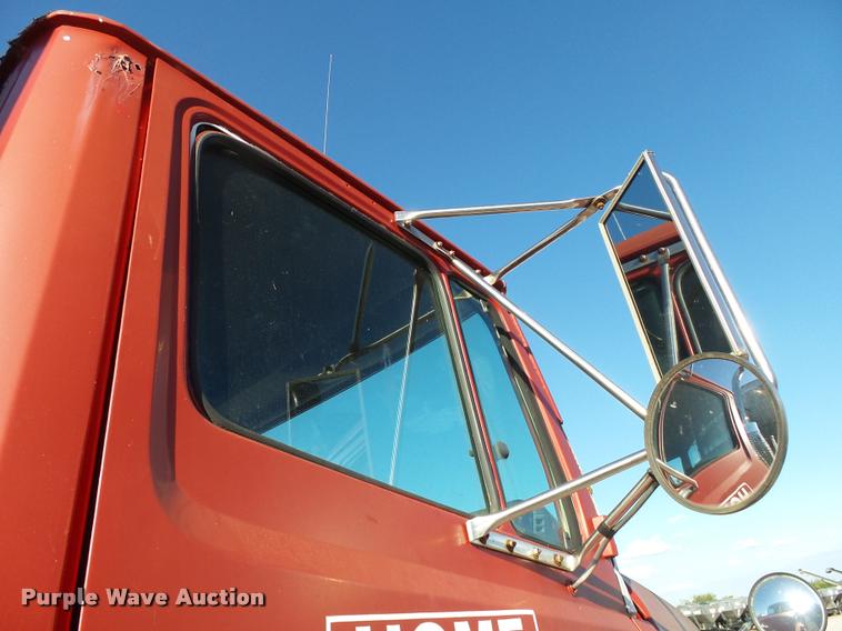 image for item K1114 1990 Freightliner FLC12064T tender truck