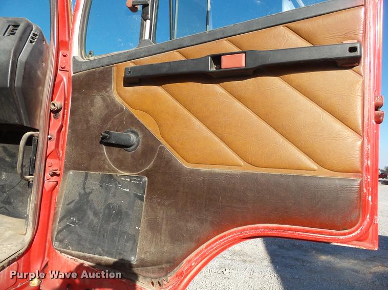 image for item K1114 1990 Freightliner FLC12064T tender truck