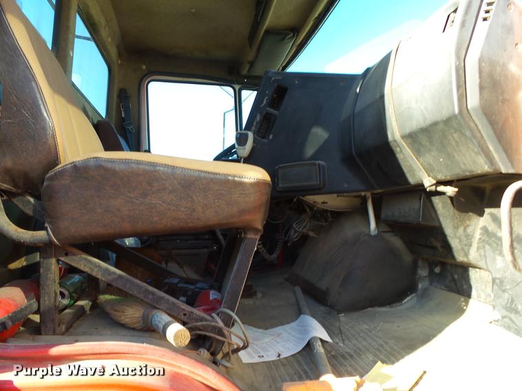 image for item K1114 1990 Freightliner FLC12064T tender truck