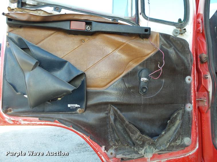 image for item K1114 1990 Freightliner FLC12064T tender truck