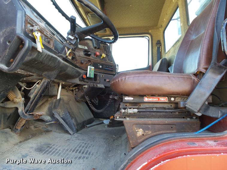 image for item K1114 1990 Freightliner FLC12064T tender truck