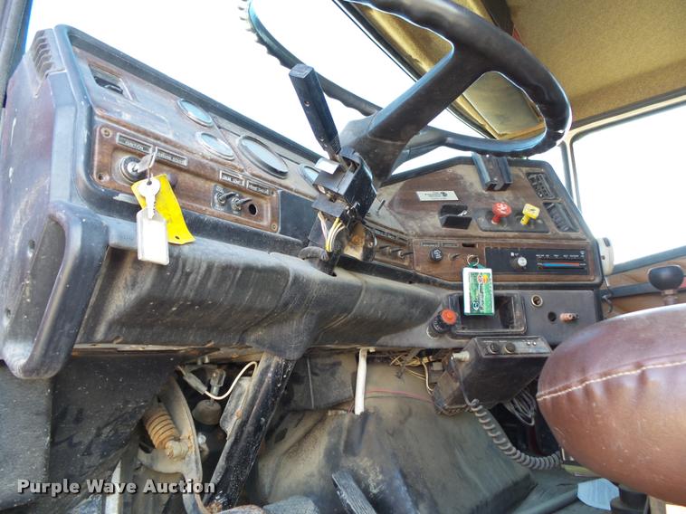 image for item K1114 1990 Freightliner FLC12064T tender truck