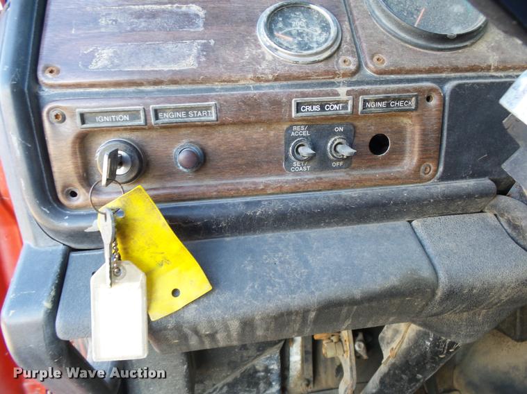 image for item K1114 1990 Freightliner FLC12064T tender truck