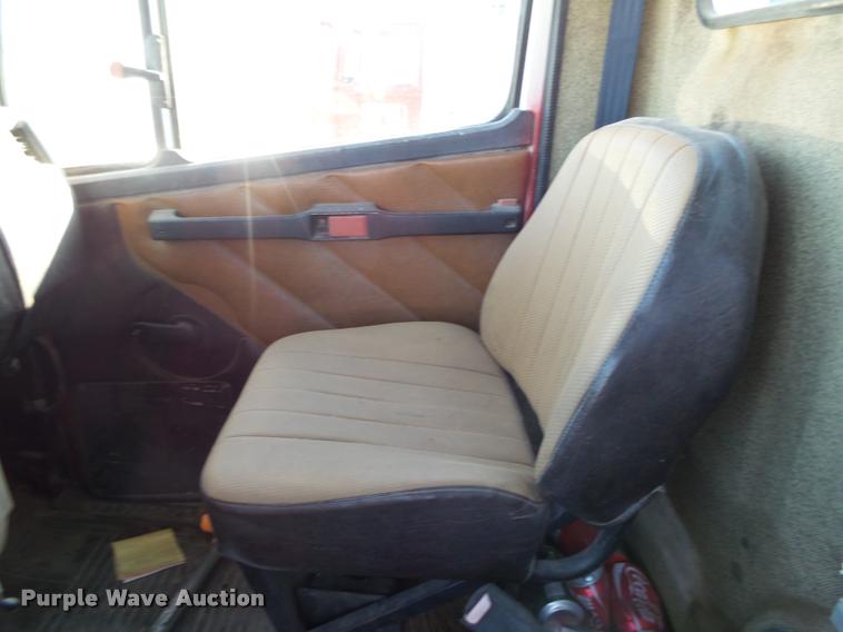 image for item K1114 1990 Freightliner FLC12064T tender truck