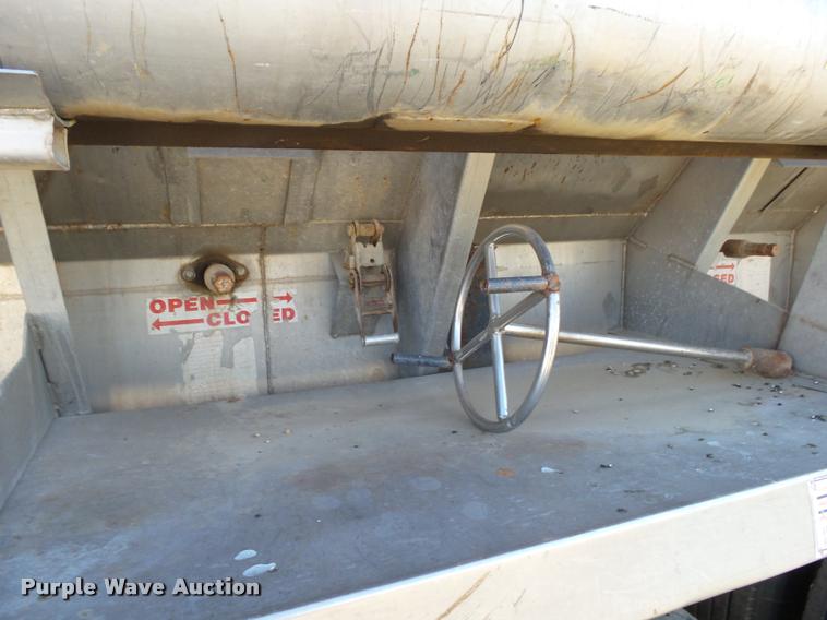 image for item K1115 1999 Freightliner FLD12064T tender truck