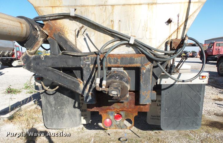 image for item K1115 1999 Freightliner FLD12064T tender truck