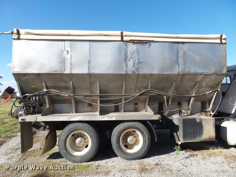 image for item K1115 1999 Freightliner FLD12064T tender truck