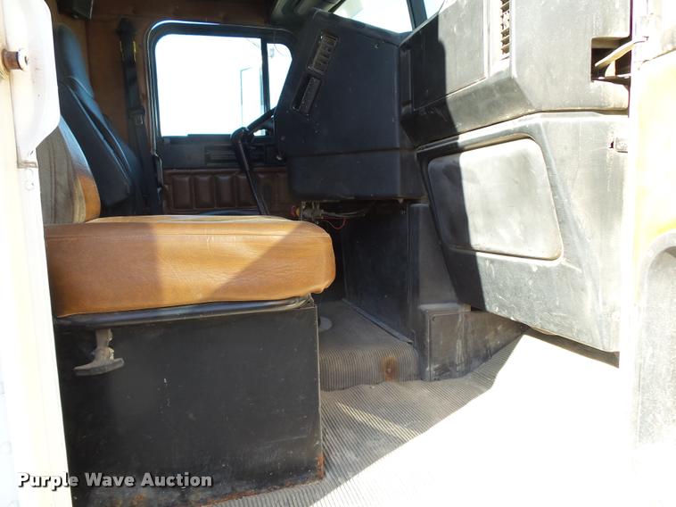 image for item K1115 1999 Freightliner FLD12064T tender truck