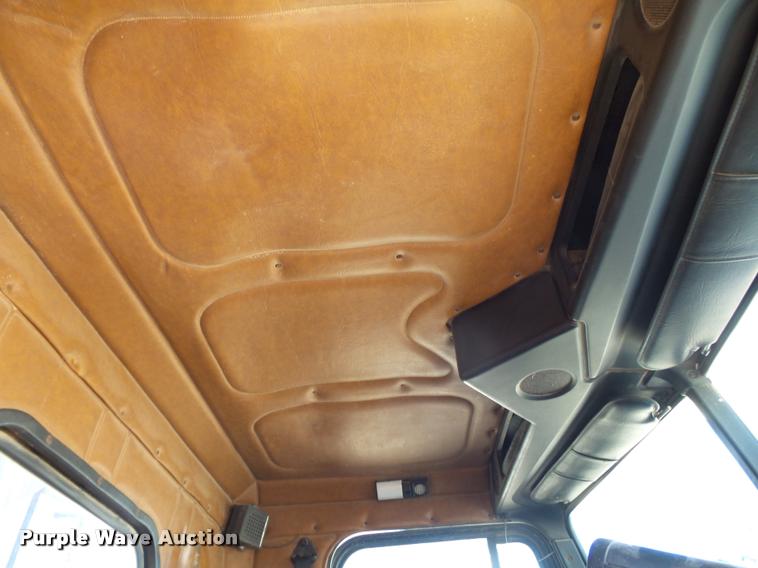 image for item K1115 1999 Freightliner FLD12064T tender truck