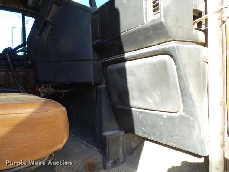 image for item K1115 1999 Freightliner FLD12064T tender truck