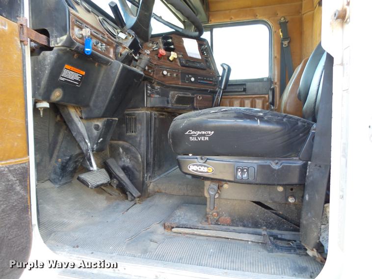 image for item K1115 1999 Freightliner FLD12064T tender truck